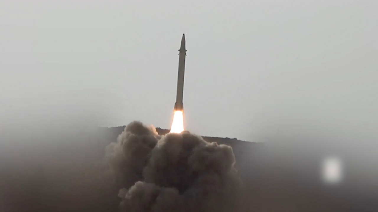 Хуситы продемонстрировали пуск гиперзвуковой ракеты якобы собственной разработки при нападении на грузовое судно в Аравийском море, 26 июня 2024 г.
