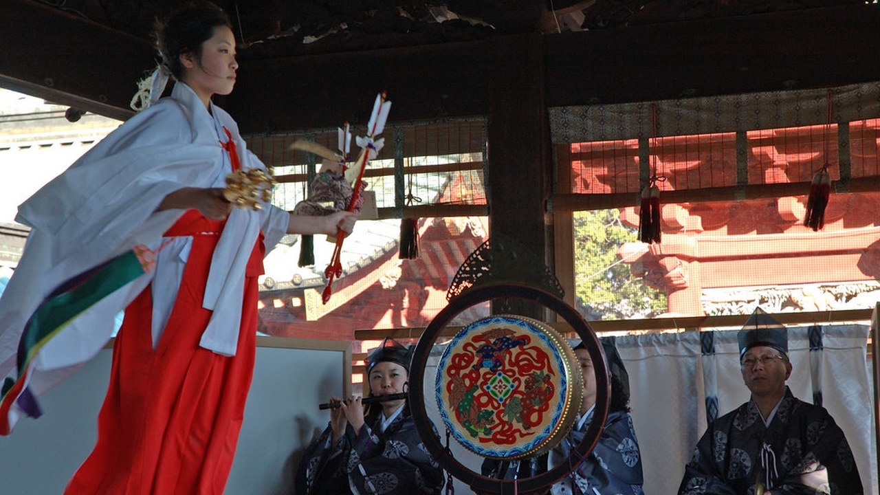 Санта-сан или Хотей с мешком подарков для детей