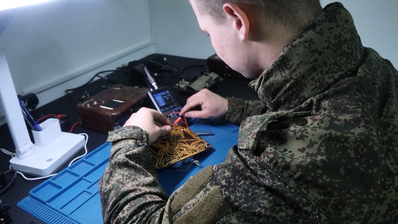 …И, зная топографию, он топает по гравию