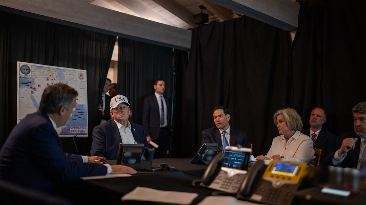 Над Белым домом «тучи ходят хмуро»