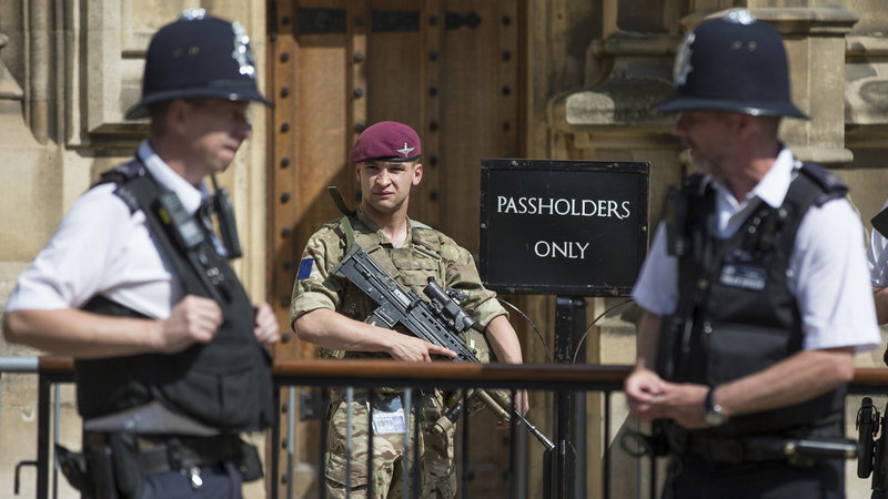 Военные и полицейские патрули на улице Лондона после очередного терракта