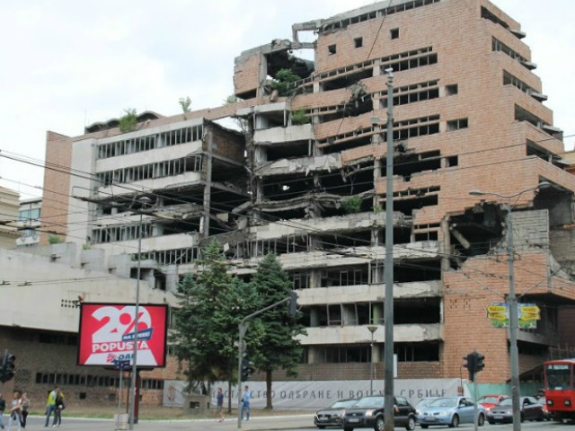 Разбомбленное американцами здание Министерства обороны Сербии