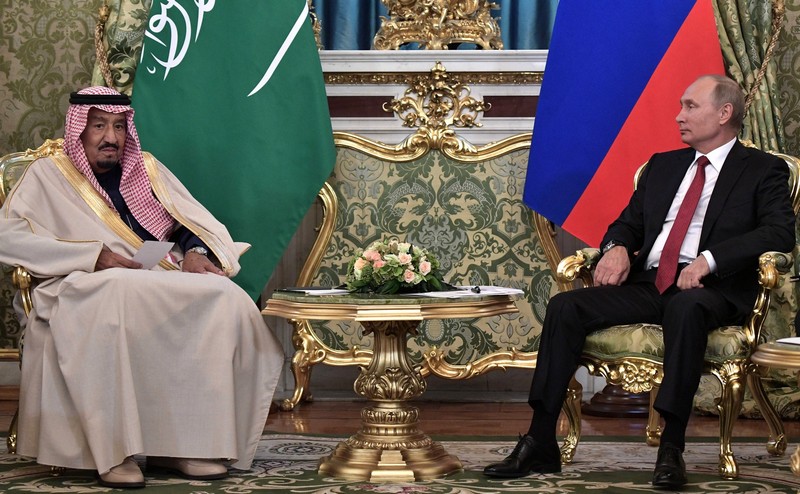 Президент России Владимир Путин и король Саудовской Аравии Сальман бен Абдель Азиз Аль-Сауд