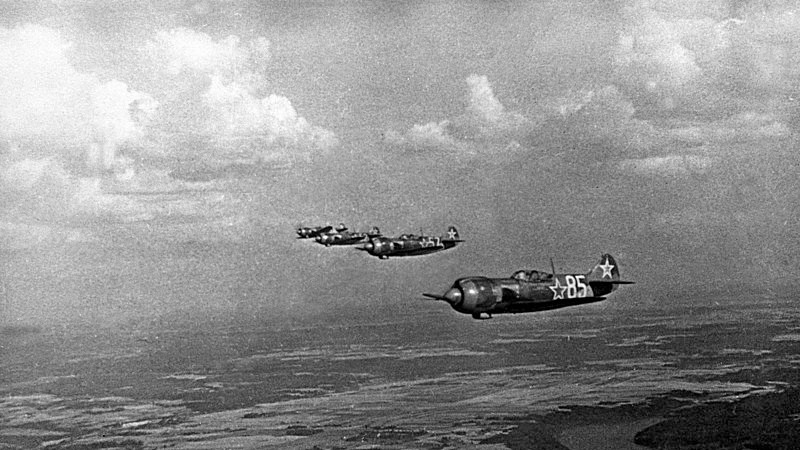 Группа истребителей ЛА-5 в воздухе