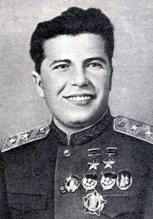 Генерал-лейтенант авиации Григорий Кравченко - дважды Герой Советского Союза