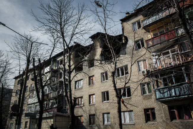 Разрушенный в результате обстрела дом в Донбассе