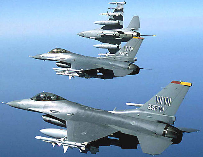 Истребители F-16 над небом Прибалтики