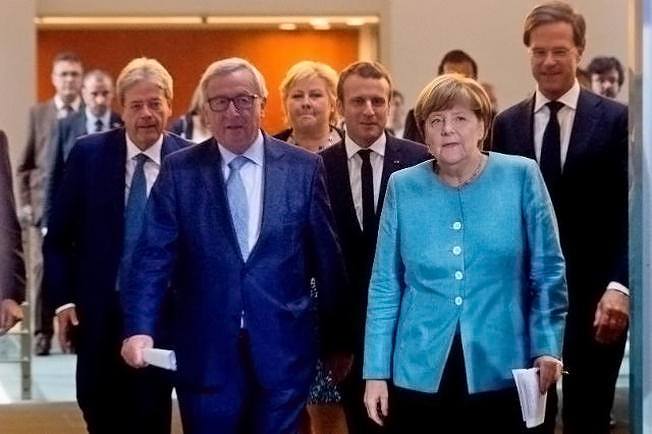 Президент Еврокомиссии Жак-Клод Юнкер, канцлер Германии Ангела Меркель и президент Франции Эммануэль Макрон