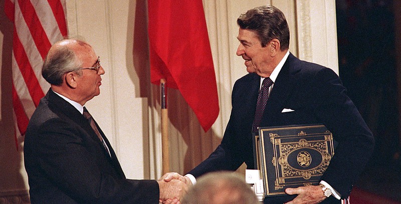 Генеральный секретарь ЦК КПСС Михаил Горбачев и президент США Рональд Рейган подписали Договор о РСМД