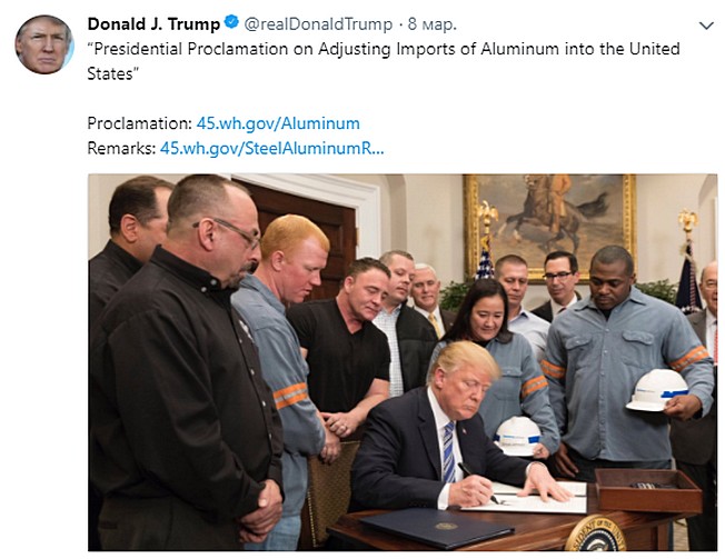 Президент США Д. Трамп подписывает указ о введении пошлины на импорт алюминия в размере 10 %