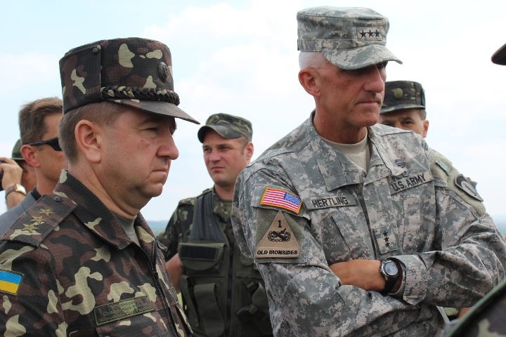 Генерал-лейтенант Марк Хертлинг, командующий американскими войсками в Европе с украинскими военными