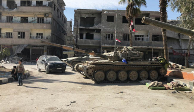 Бронетехника сирийской армии в освобожденном населенном пункте Кафр-Батна в восточной Гуте.