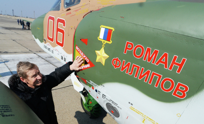 Отец Героя России Романа Филипова Николай Филипов у самолета Су-25СМ, названного именем сына