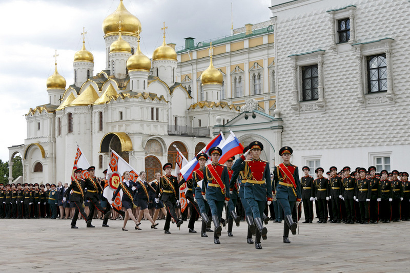Церемония выпуска воспитанников довузовских образовательных учреждений Минобороны России на Соборной площади Московского кремля