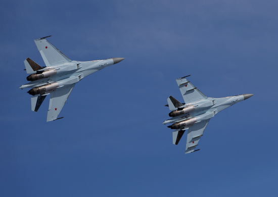 Истребители Су-35 ЗВО успешно приземлились на поврежденный аэродром в Карелии Истребители Су-35 ЗВО успешно приземлились на поврежденный аэродром в Карелии