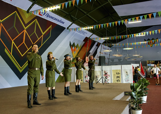 В подмосковном Алабино в рамках празднования Дня Армении артисты ЦДРА исполнили народные и военно-патриотические песни В подмосковном Алабино в рамках празднования Дня Армении артисты ЦДРА исполнили народные и военно-патриотические песни