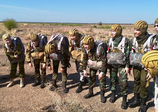 Юнармейцы Оренбуржья совершили первые парашютные прыжки с самолета Юнармейцы Оренбуржья совершили первые парашютные прыжки с самолета