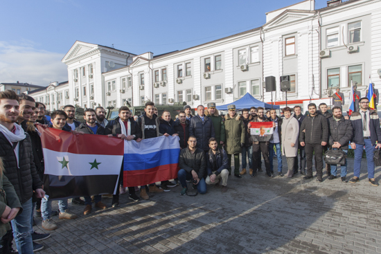 На вокзале Ростов-Главный звучали военные песни и угощали солдатской кашей На вокзале Ростов-Главный звучали военные песни и угощали солдатской кашей
