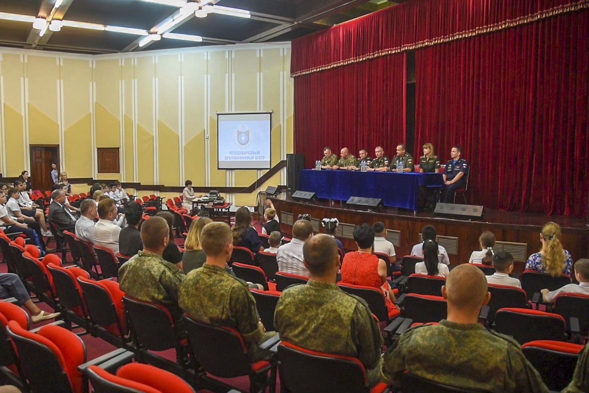 Саперы МПЦ ВС РФ встретились с российским школьниками во Вьентьяне Саперы МПЦ ВС РФ встретились с российским школьниками во Вьентьяне