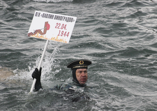 Военнослужащие Тихоокеанского флота во Владивостоке приняли участие в заплыве, посвященном Дню Победы
