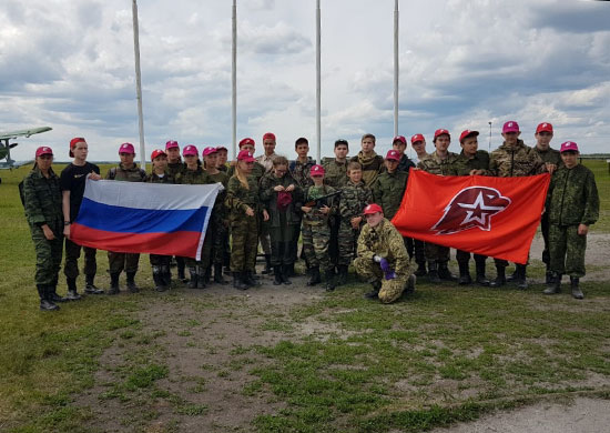 Уральские юнармейцы совершили свой первый прыжок с парашютом Уральские юнармейцы совершили свой первый прыжок с парашютом