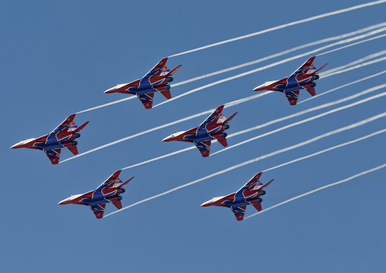 На закрытии форума «Армия-2019» авиагруппа «Стрижи» показала абсолютно новые фигуры высшего пилотажа На закрытии форума «Армия-2019» авиагруппа «Стрижи» показала абсолютно новые фигуры высшего пилотажа
