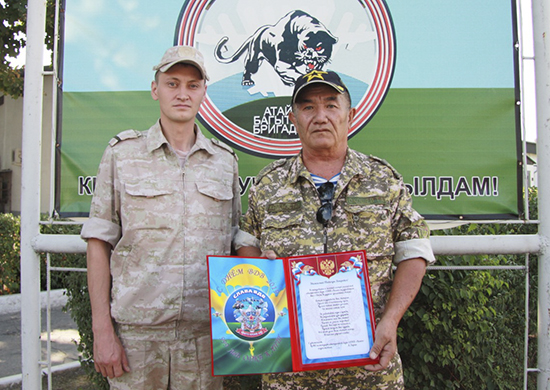Военнослужащие авиабазы «Кант» поздравили председателя Союза десантников Киргизской Республики Военнослужащие авиабазы «Кант» поздравили председателя Союза десантников Киргизской Республики