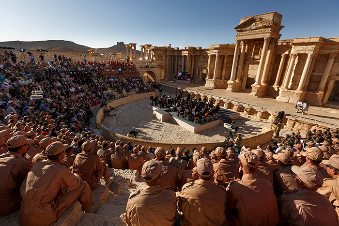 Артиллеристы на выступлении оркестра легендарной Мариинки на сирийской земле.