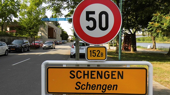 «Больше не работает»: Макрон предложил сократить Шенгенскую зону