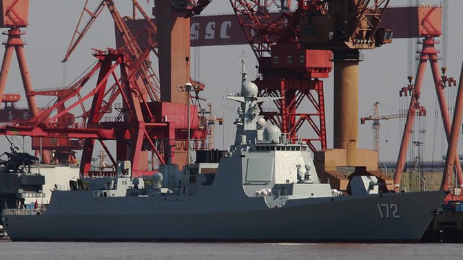 В Китае спустили на воду два новейших ракетных эсминца