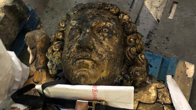 Украшавшая свод Нотр-Дама скульптура ангела найдена под завалами неповрежденной