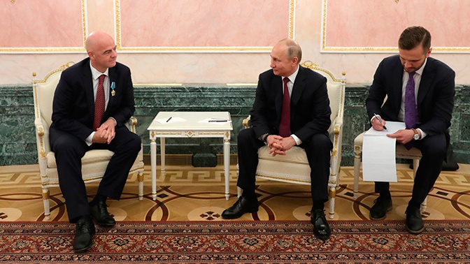 Путин вручил главе FIFA орден Дружбы за вклад в подготовку ЧМ-2018 по футболу