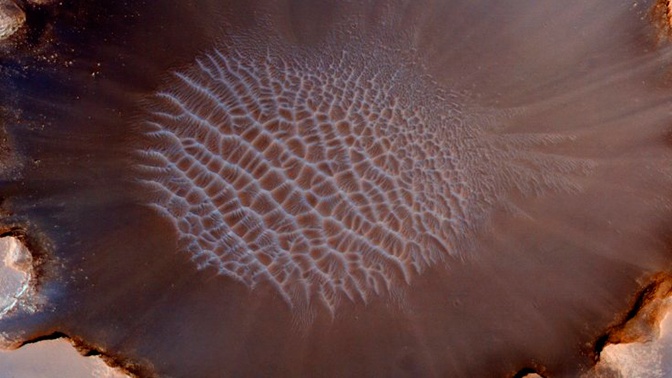 Загадочные пески: странный феномен на поверхности Марса озадачил ученых