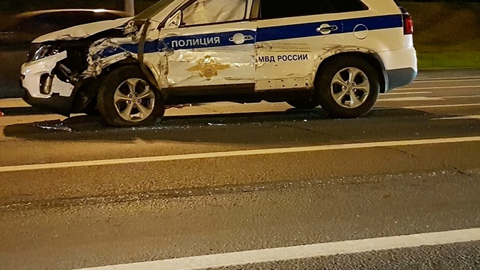 Полицейская машина врезалась. Разбитые полицейские машины России. Полицейская машина России авария. Полицейская машина попала в аварию.