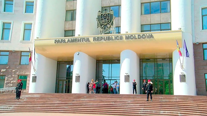 Уволенное Додоном правительство уйдет в отставку в Молдавии