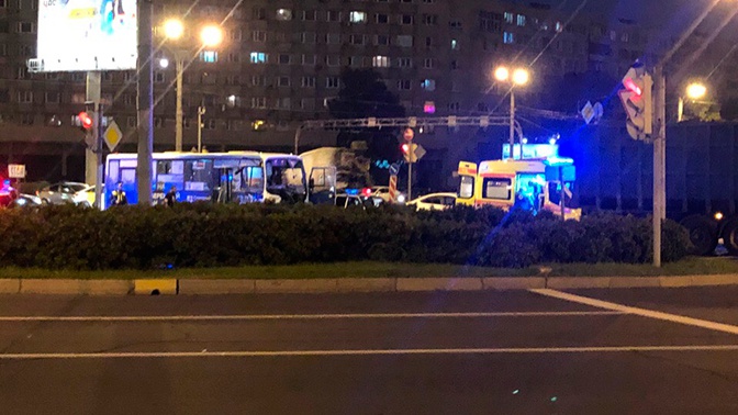 В Петербурге грузовик с металлоломом столкнулся с автобусом