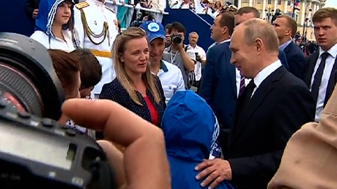 Путин пообщался с пострадавшими от паводка иркутскими семьями после парада ВМФ
