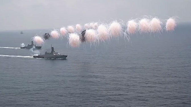 Мощнейшие корабли и авиация: эксклюзивные кадры парада ко Дню ВМФ в Сирии