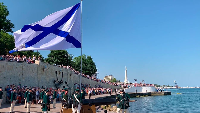 В Севастополе впервые поднят символ Дня ВМФ на Черноморском флоте