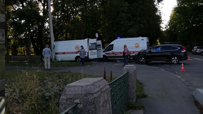Не уступил дорогу: три человека пострадали в ДТП со скорой помощью в Петербурге