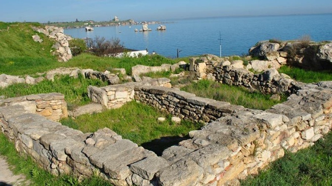 На раскопках античного города в Крыму нашли загадочный саркофаг