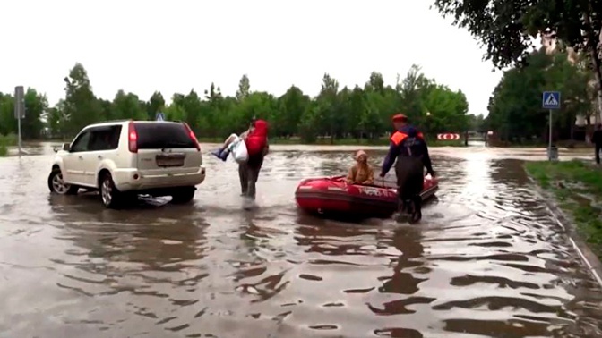 Людей эвакуируют на лодках: на Дальнем Востоке паводок захватывает новые территории