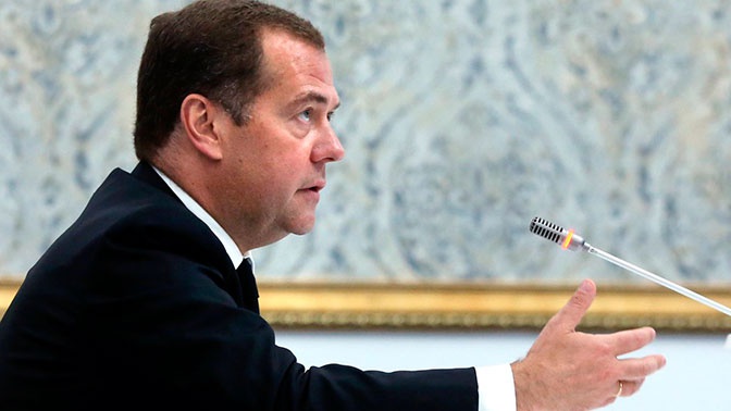 СМИ: Медведев поручил Минтруду проработать вопрос четырехдневной рабочей недели
