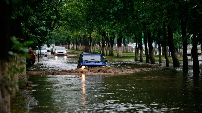 Наводнение в оренбурге видео. Тропический ливень фото. Ливень в Оренбурге сегодня. В Оренбурге затопило Южный. Фото Оренбурга до потопа.