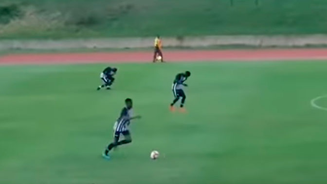 molniya udarila v futbolnoe pole i