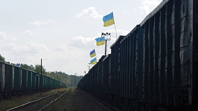 Заблокировавшие вагоны с углем во Львовской области избили полицейских Заблокировавшие вагоны с углем во Львовской области избили полицейских