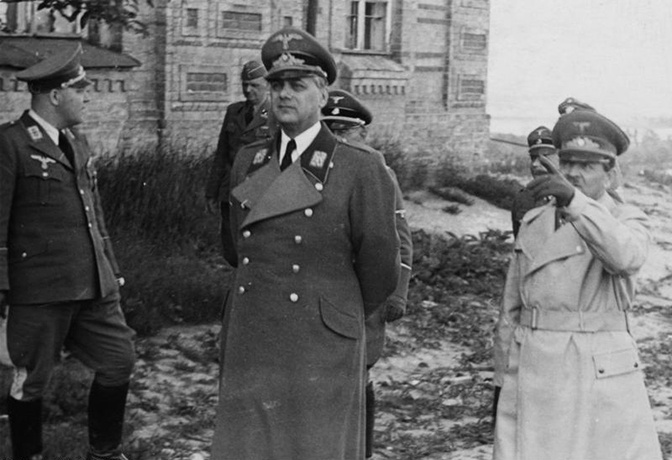 Рейхсляйтер  Розенберг и Альфред Кох (справа) в захваченном Киеве<figcaption class=