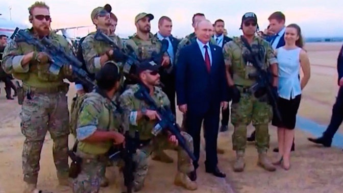 Опубликована фотография Путина в окружении спецназа Опубликована фотография Путина в окружении спецназа
