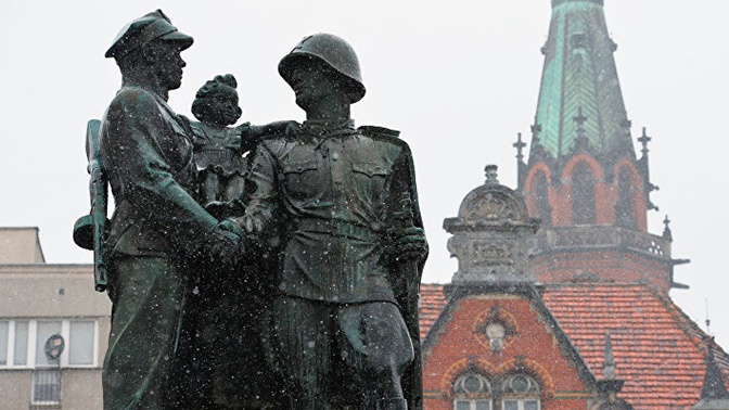 Ценой жизни 600 тысяч красноармейцев: РФ ответила Польше на требование заплатить за «ущерб» во Второй мировой