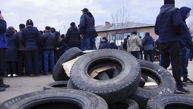 Дым от покрышек, костры, баррикады: что происходит на Украине после эвакуации граждан из Уханя